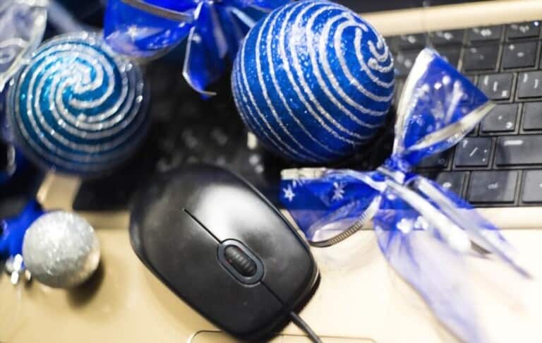 How To Decorate Your Office Desk How To Decorate Your Office Desk